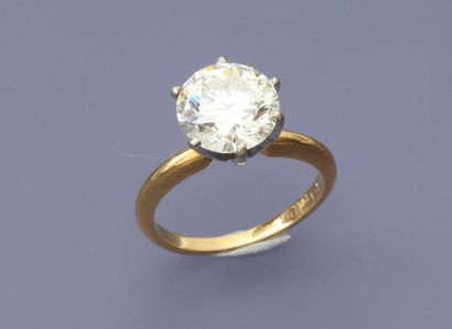 null Bague solitaire en or jaune, 585 MM, ornée d'un beau diamant taille brillant...