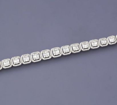 null Joli bracelet d'or gris, 750 MM, chaque motifs centrés de diamants taille baguette...