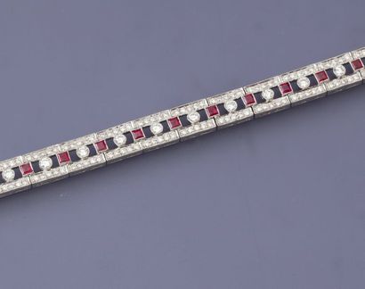 null Bracelet en or gris, 750 MM, orné de rubis, total : 2,50 carats environ et diamants,...