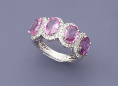 null Bague "jarretière" en or gris , 750 MM, ornée de quatre saphirs roses ovales...