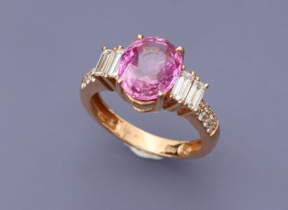 null Bague en or rose, 750 MM, ornée d'un très beau saphir rose ovale pesant 4,69...