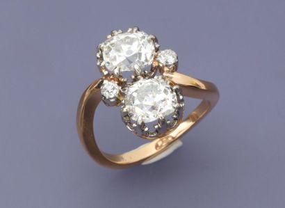 null Bague "toi et moi" en or jaune 750MM et, platine 900 MM, sertie de deux diamants...