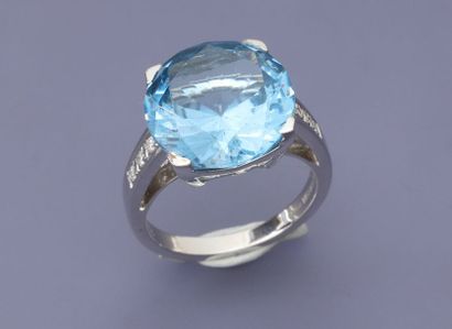 null MAUBOUSSIN, Bague en or gris, 750 MM, ornée d'un béryl bleu épaulée de diamants,...