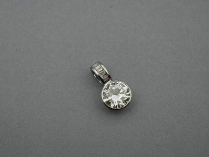 null Chaîne et pendentif en or gris, 750 MM, orné d'un diamant taille brillant pesant...