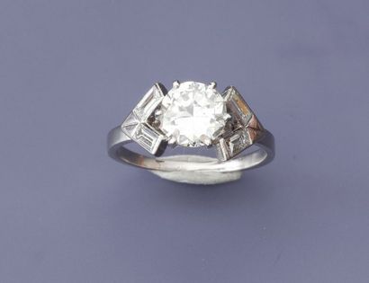null Bague solitaire en , platine 900 MM, ornée d'un diamant taille brillant pesant...