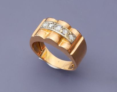 null Bague à décor de godrons d'or jaune, 750 MM, centrée de diamants, vers 1950,...