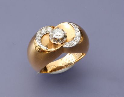 null Bague en or jaune, 750 MM, centrée d'un diamant rond épaulé de deux volutes...