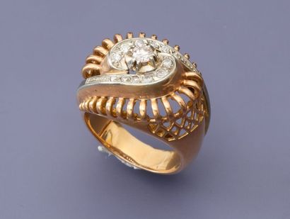 null Bague en or jaune, 750 MM, centrée de diamants, vers 1950, taille : 52, poids...
