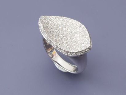 null Bague "ondulée" en or gris, 750 MM, finement recouverte et bordée de diamants,...