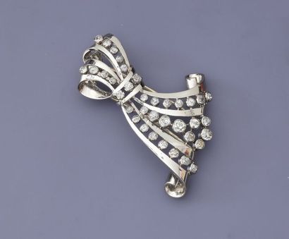 null Broche "Ruban" en or gris 750MM et , platine 900 MM, recouverte de diamants...