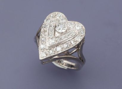null Bague dessinant un coeur d' or gris, 750 MM, recouverte de diamants, total :...