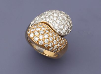 null Jolie bague "croisée" deux ors, 750 MM, recouverte de diamants, total : 2 carats...
