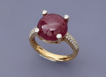 null Bague en or jaune, 750 MM, ornée d'un rubis cabochon pesant 8,50 carats environ...