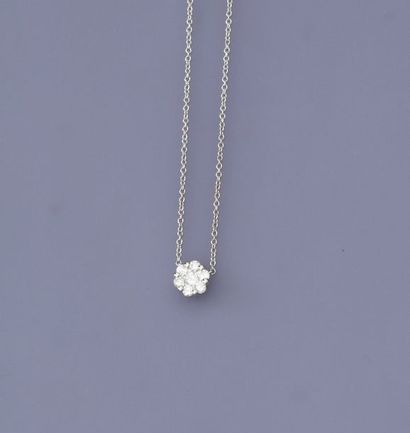 null Fin collier d'or gris, 750 MM, centré d'une fleurette diamantée, longueur :...