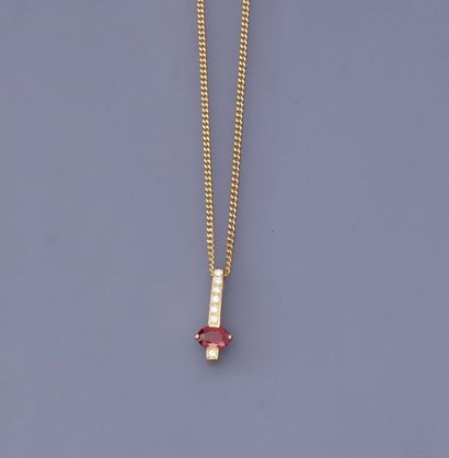 null Chaîne et pendentif en or jaune, 750 MM, orné d'un rubis non analysé et sept...