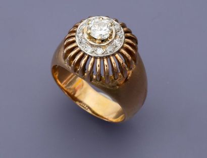 null Bague "Dôlme" en or jaune, 750 MM, centrée d'un diamant rond pesant 0,50 carat...