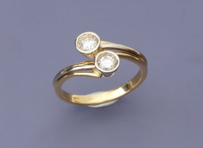 null Bague "toi et moi" d'or jaune, 750 MM, ornée de deux beaux diamants en sertissure,...