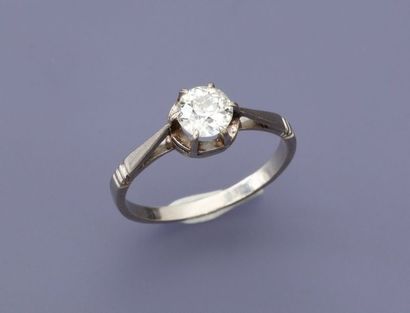 null Bague en or gris, 750 MM, ornée d'un joli diamant rond pesant 0,60 carat environ,...