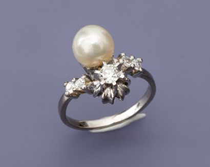 null Bague en or gris 750MM et, platine 900 MM, ornée d'une perle de culture et diamants,...