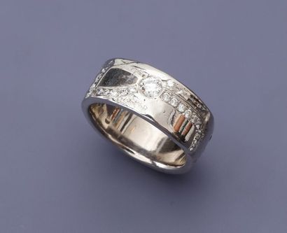 null Bague anneau en or gris, 750 MM, ornée de diamants sur tout le tour, taille...