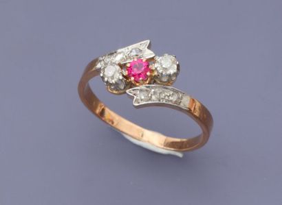 null Bague en or rose, 750 MM, ornée d'une pierre rouge et diamants, 1910-1920, taille...