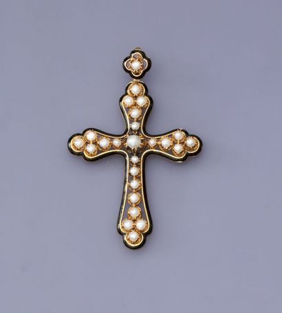 null Très belle croix en pendentif d'or jaune, 750 MM, recouverte de demi perles...