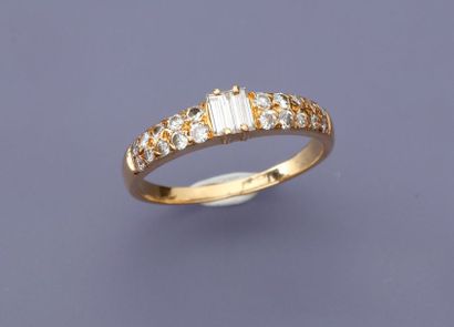 null Bague en or jaune, 750 MM, centrée de deux diamants taille baguette sertis entre...