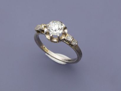 null Bague solitaire en or gris 750MM et, platine 900 MM, ornée d'un diamant tond...