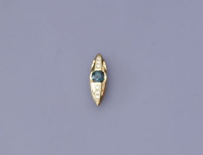 null Pendentif en or jaune, 750 MM, centré d'un pierre bleue épaulé de petits diamants,...