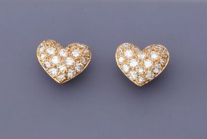 null Boucles d'oreilles dessinant un coeur d'or jaune, 750 MM, recouvert de diamants,...