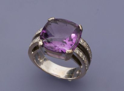 null Bague en or gris, 750 MM, ornée d'une belle améthyste en "pain de sucre" épaulée...