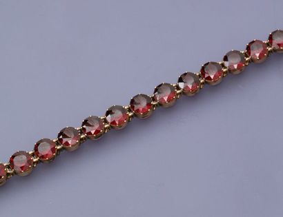 null Bracelet ligne orné de vingt neuf grenats ronds en métal, 375 MM, parfait état,...