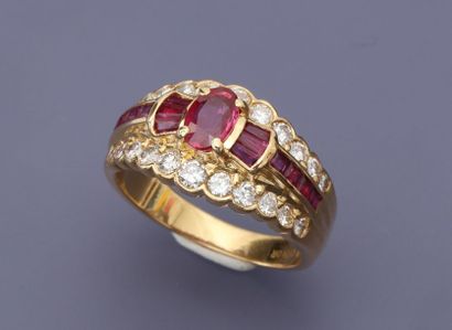 null Bague anneau en or jaune, 750 MM, centrée de rubis calibrés de part et d'autre...