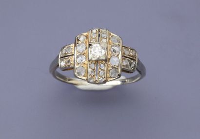 null Bague en , platine 900 MM, ornée de roses autour d'un diamant rond, vers 1930,...