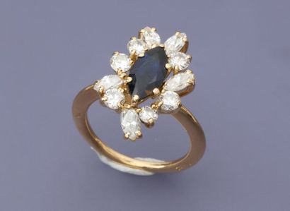 null Bague en or jaune, 750 MM, ornée d'un saphir taille navette entouré de diamants...