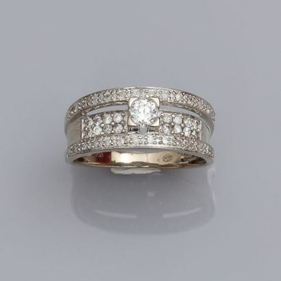 null Bague anneau en or gris, 750 MM, centrée d'un diamant dans un pavage enserré...