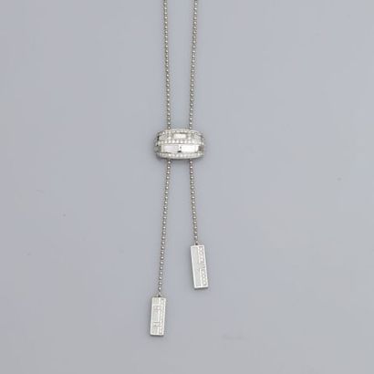 null MAUBOUSSIN, Collier d'or gris, 750 MM, portant en pendentif un motif à deux...