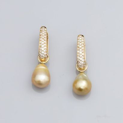 null Boucles d'oreilles en or jaune, 750 MM, recouvertes de diamants portant chacune...