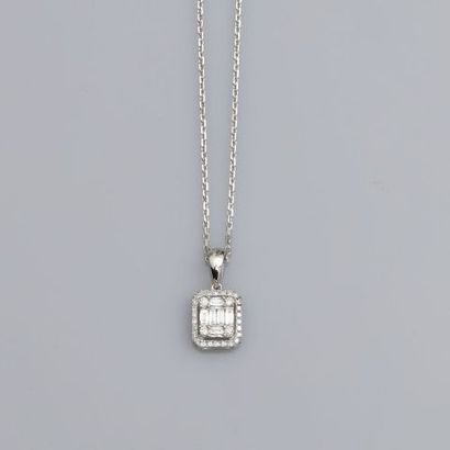 null Chaîne diamantée et pendentif en or gris, 750 MM, centré de diamants taille...