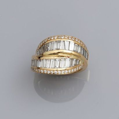 null Bague croisée en or jaune, 750 MM, ornée de diamants taille baguette et taille...