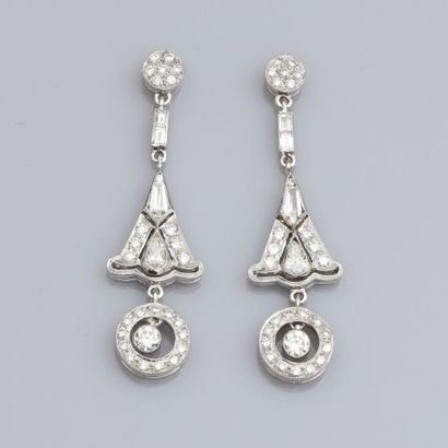 null Boucles d'oreilles en or gris, 750 MM, ornées de diamants, total : 1,80 carat...