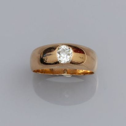 null Bague "Jonc Anglais" en or jaune, 750 MM, ornée d'un beau diamant rond pesant...