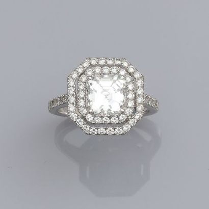 null Elégante bague en or gris, 750 MM, ornée d'un très beau diamant taille émeraude...