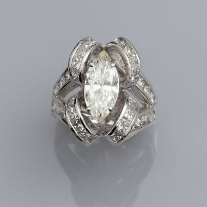 null Bague en or gris, 750 MM, ornée d'un diamant taille navette pesant 4,71 carat...