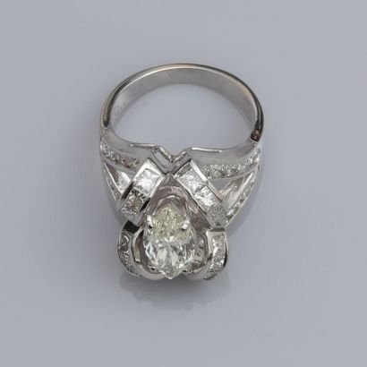 null Bague en or gris, 750 MM, ornée d'un diamant taille navette pesant 4,71 carat...