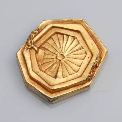 null Line VAUTRIN. Modèle Soeur Anne. Poudrier hexagonal en bronze doré signé, miroir...