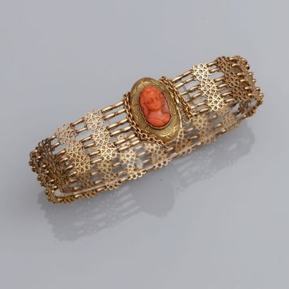 null Bracelet formé de trois rangs de mailles souples en or rose, 750 MM, réunis...