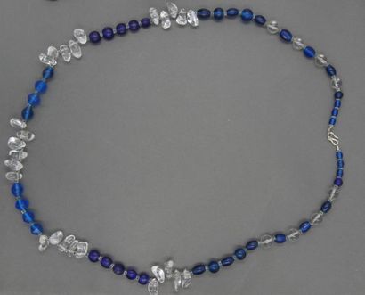 null Long collier en perles de verre transparentes et bleues - Longueur 40cm env...