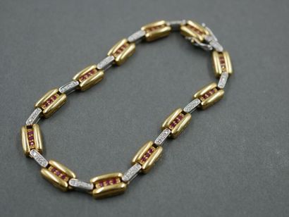 null Bracelet formé de mailles alternées en or jaune et blanc 18k surmontée de pierres...