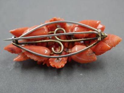 null Broche "branche fleurie et feuillages" en corail sculpté monté sur métal - Epoque...